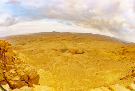 以色列南部Negev沙漠中Makhtesh火山口Ramon的全景日落景色。 它是一种大型侵蚀旋流的地质地貌
