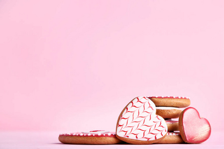 情人节心形饼干粉红色背景