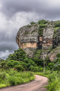 观山PungoandongoPedrasNegras黑色石头巨大的地质岩石元素道路和电力线在马兰热安哥拉