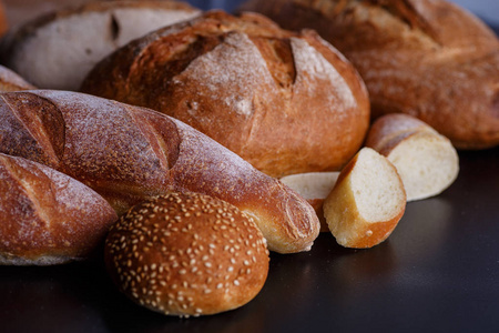 面包店，金色的，乡村的，硬皮的面包和面包在黑色黑板上。