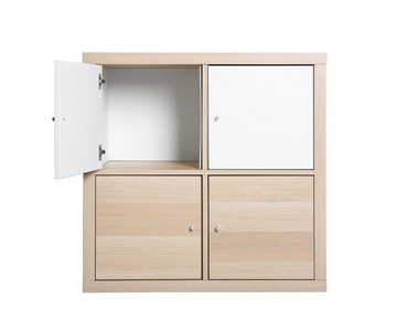 现代轻木柜隔离在白色上。 衣柜室家具