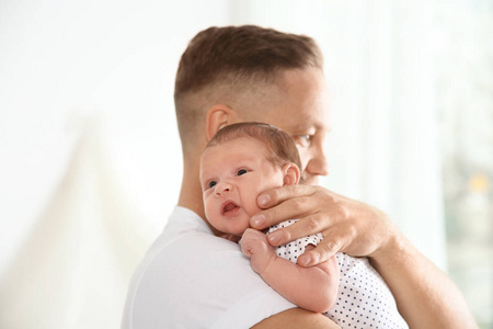 带着新生婴儿躺在床上的男人