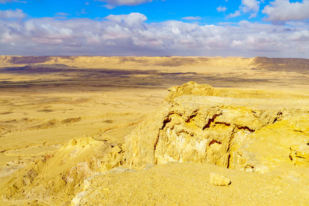 以色列南部Negev沙漠中的Makhtesh火山口Ramon来自Ardon山的景观。 它是一种大型侵蚀旋流的地质地貌