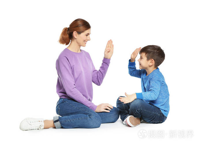 听力受损的母亲和她的孩子在白色背景下用手语交谈