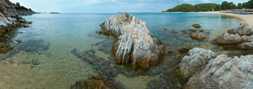 夏季爱琴海海岸景观三岛海滩哈尔基迪基锡托尼亚希腊。 人们是无法辨认的。