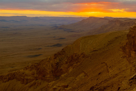 以色列南部Negev沙漠中Makhtesh火山口Ramon的日落景色。 它是一种大型侵蚀旋流的地质地貌