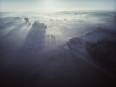 雾蒙蒙的波兰村庄的顶视图空中拍摄