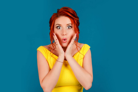 欧美黄色惊讶的漂亮女人有明亮的化妆.