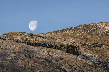 月亮落在华盛顿中部Yakima附近的山脉后面。