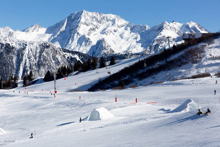 阿尔卑斯山法国滑雪胜地的斜坡。 阳光明媚的冬日。 寒假