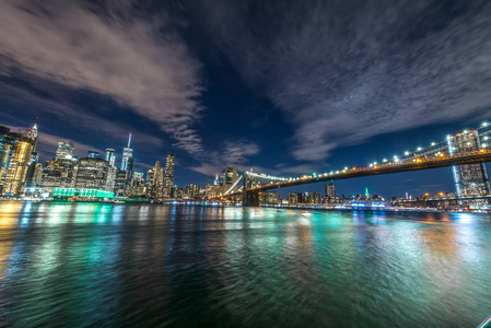 曼哈顿天际线和布鲁克林大桥夜景