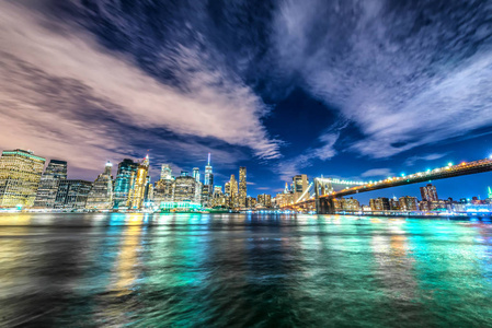 曼哈顿天际线和布鲁克林大桥夜景