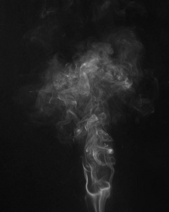 白色烟雾在黑色背面的图像