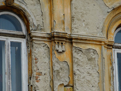 一座旧建筑的窗户