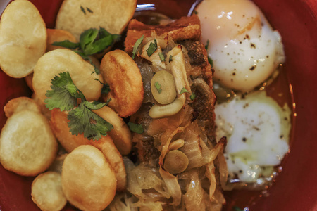 葡萄牙里斯本传统巴卡尔霍鳕鱼食品。 新鲜的烤鳕鱼片，配上炸土豆蛋洋葱和欧芹。