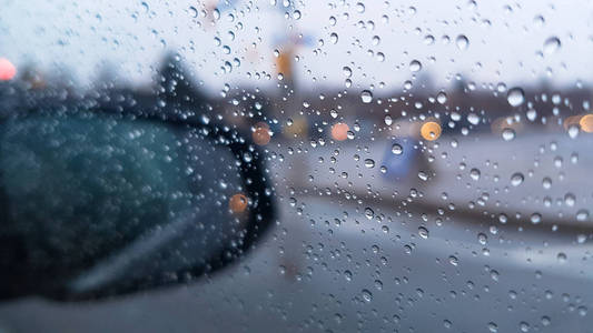 雨点落在窗户上