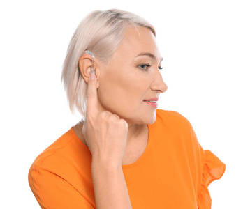 成年女性调整白色背景助听器