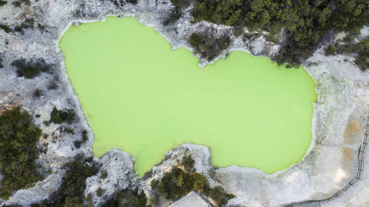 从威凯特山谷的无人机看到的绿色湖泊