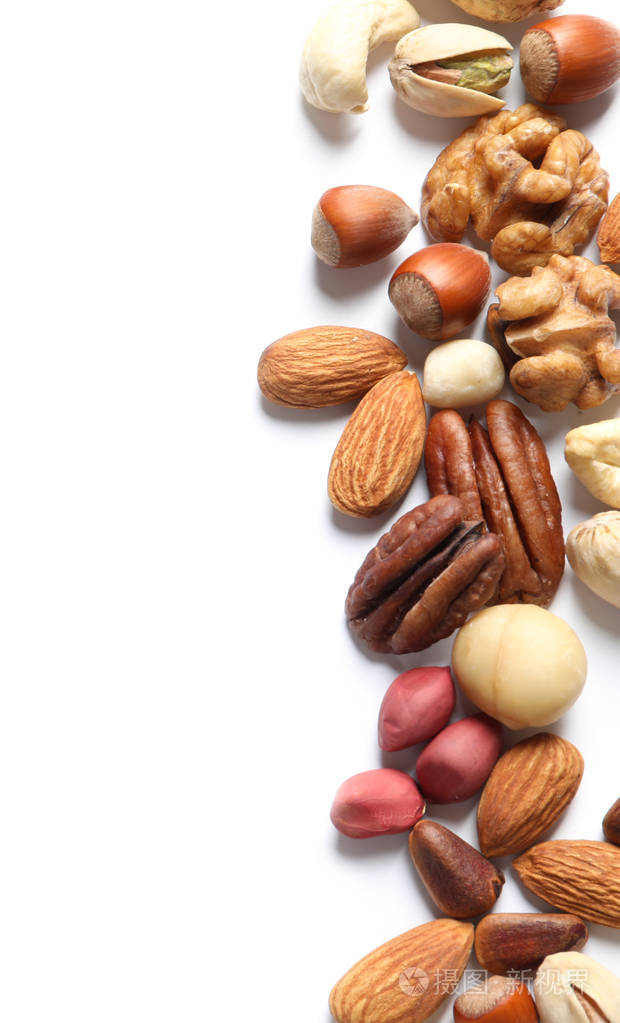 白色背景俯视的混合有机坚果