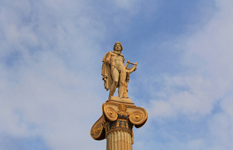 阿波罗雕像在雅典国家艺术学院希腊与蓝天复制空间。