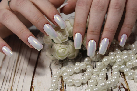美丽的珍珠指甲白色指甲纹理背景