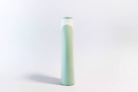 白色背景上的空白塑料洗发水瓶。 文本空白瓶的复制空间