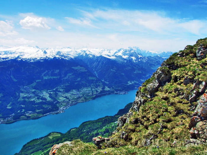 位于瑞士圣加伦州丘尔弗林登和格勒罗斯阿尔卑斯山山脉之间的瓦朗塞湖