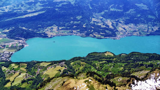 位于瑞士圣加伦州丘尔弗林登和格勒罗斯阿尔卑斯山山脉之间的瓦朗塞湖