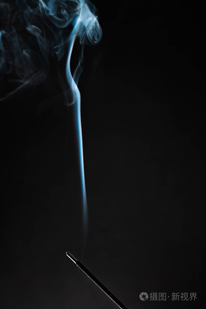 熏香棒和烟雾上升的黑色背景纯松弛主题烟蒸汽烟波雾效
