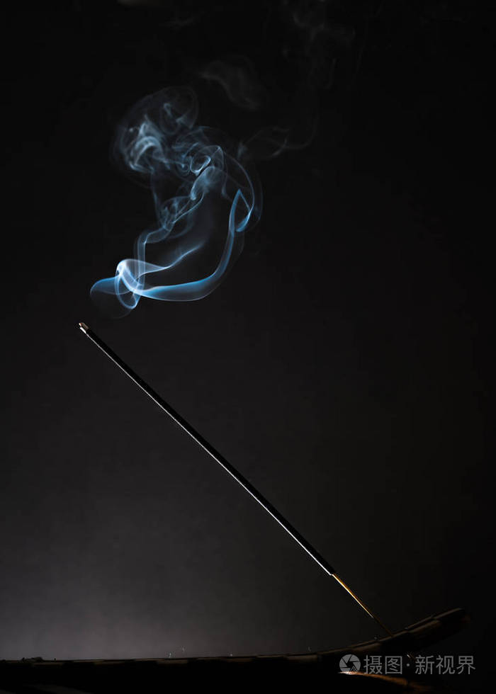 熏香棒和烟雾上升的黑色背景纯松弛主题烟蒸汽烟波雾效