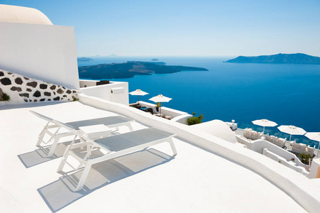 两个躺椅在露台上，海景。 圣托里尼岛希腊