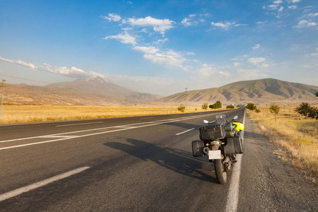 旅行在路上图片-旅行在路上素材-旅行在路上插画-摄图新视界