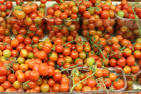 新鲜水果和蔬菜在市场上出售