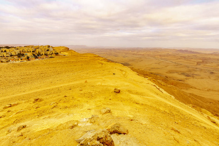 日落视图的Makhtesh陨石坑拉蒙与米茨佩拉蒙镇在内盖夫沙漠以色列南部。 它是一种大型侵蚀旋流的地质地貌