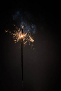 燃烧孟加拉火棒新年火花蜡烛隔离在黑色背景。 现实的火花。 神奇的光棒。 圣诞装饰