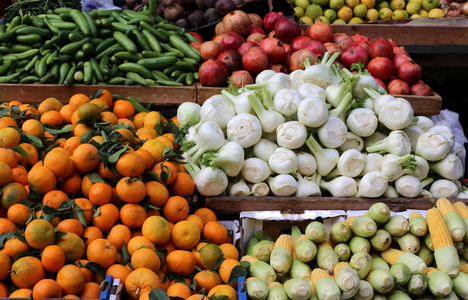 新鲜水果和蔬菜在市场上出售
