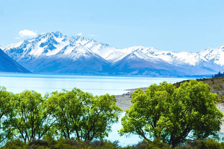 塔卡波湖中像层，令人叹为观止的风景，前景层，遥远的雪盖，南部阿尔卑斯山后焦点层。