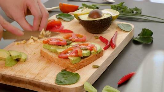 鳄 梨。健康饮食和健康生活方式的概念。烹饪鳄梨三明治