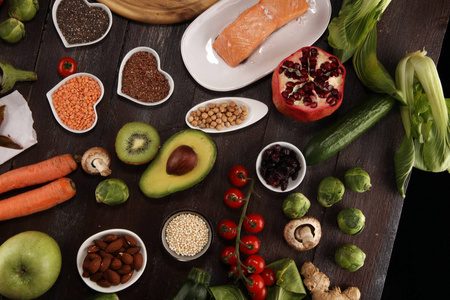 健康食品清洁饮食选择。 水果蔬菜种子超级食品谷物，叶，蔬菜，鱼和鸡。