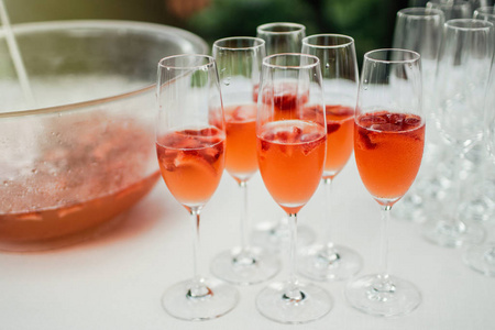 结婚饮料。 一杯玫瑰色香槟。 结婚纪念日。