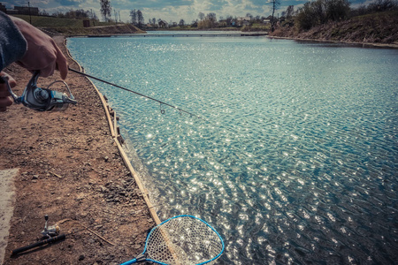 在湖上钓鱼
