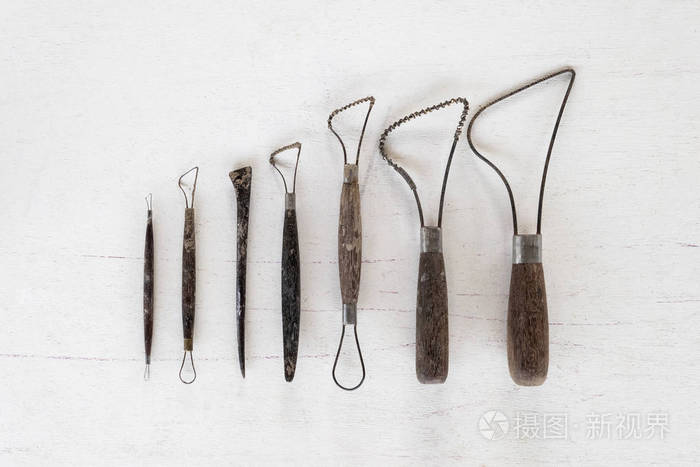 白色背景上的艺术和工艺工具.