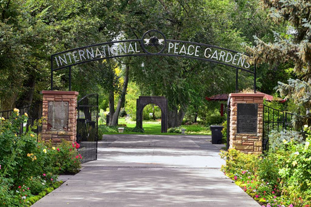 来自国际和平花园的观点，这是一个植物园，位于犹他州盐湖城约旦公园，于1939年构思，并于1952年投入使用。美国。