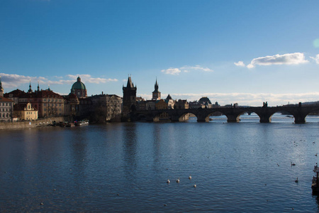 明亮阳光下布拉格的城市景观
