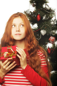 礼品盒 圣诞树的幸福女人