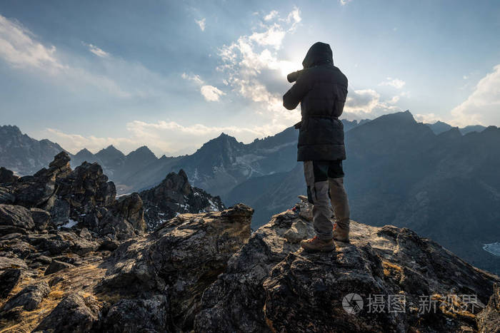 一名男子在珠穆朗玛峰大本营尼泊尔亚洲的戈基里山顶拍摄喜马拉雅山