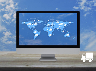 美国国家航空航天局提供的这幅图像的概念元素蓝色天空中木制桌子上的现代计算机监控屏幕上的连接线和世界地图，白云商业运输在线等