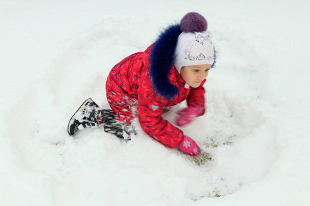 冬天，一个女孩在雪地里玩冰