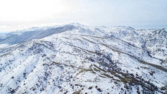 冬季雪山的鸟瞰。