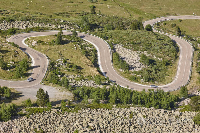 夏天蜿蜒的山路. 旅游和旅游背景. 驱动器